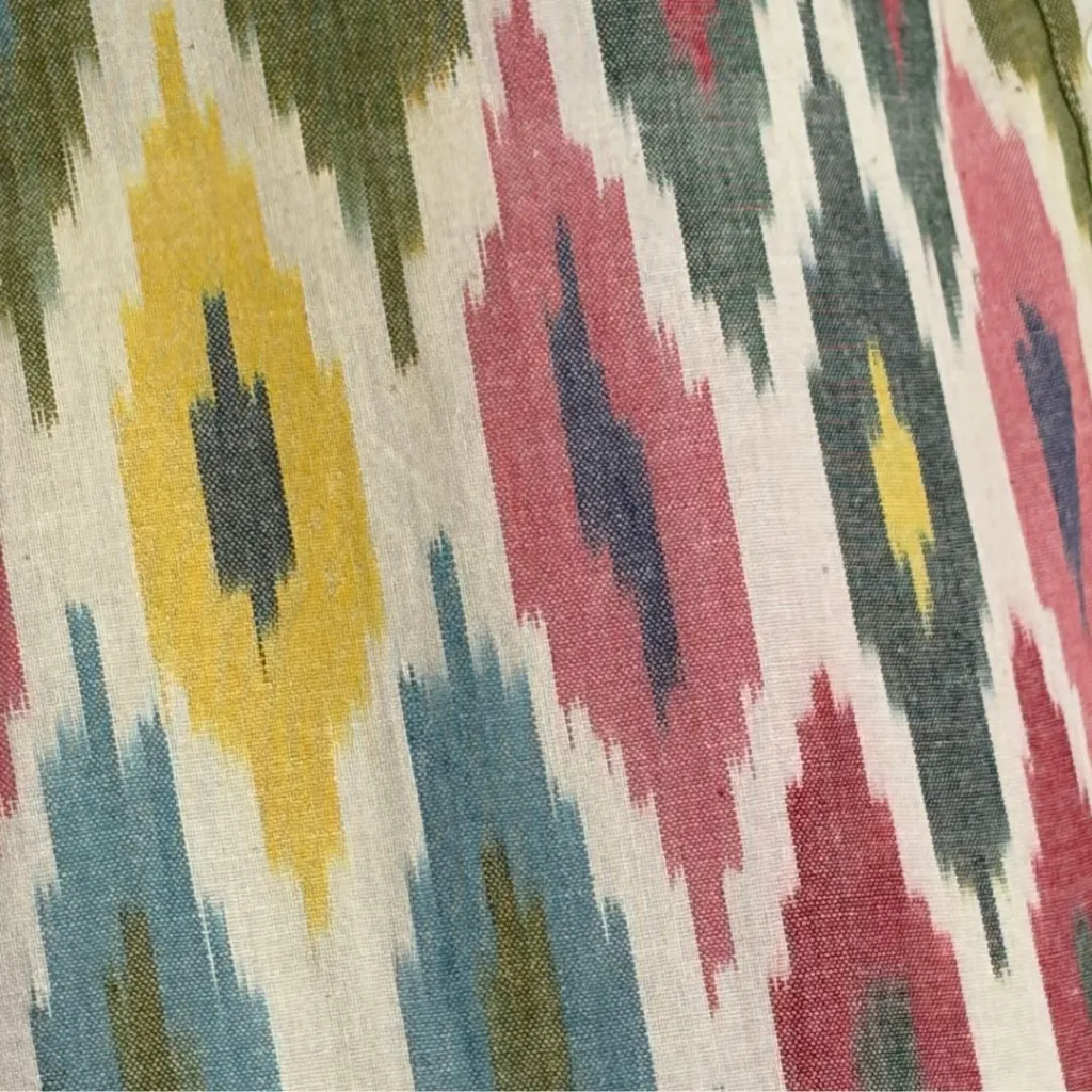 detail blouse ikat.webp